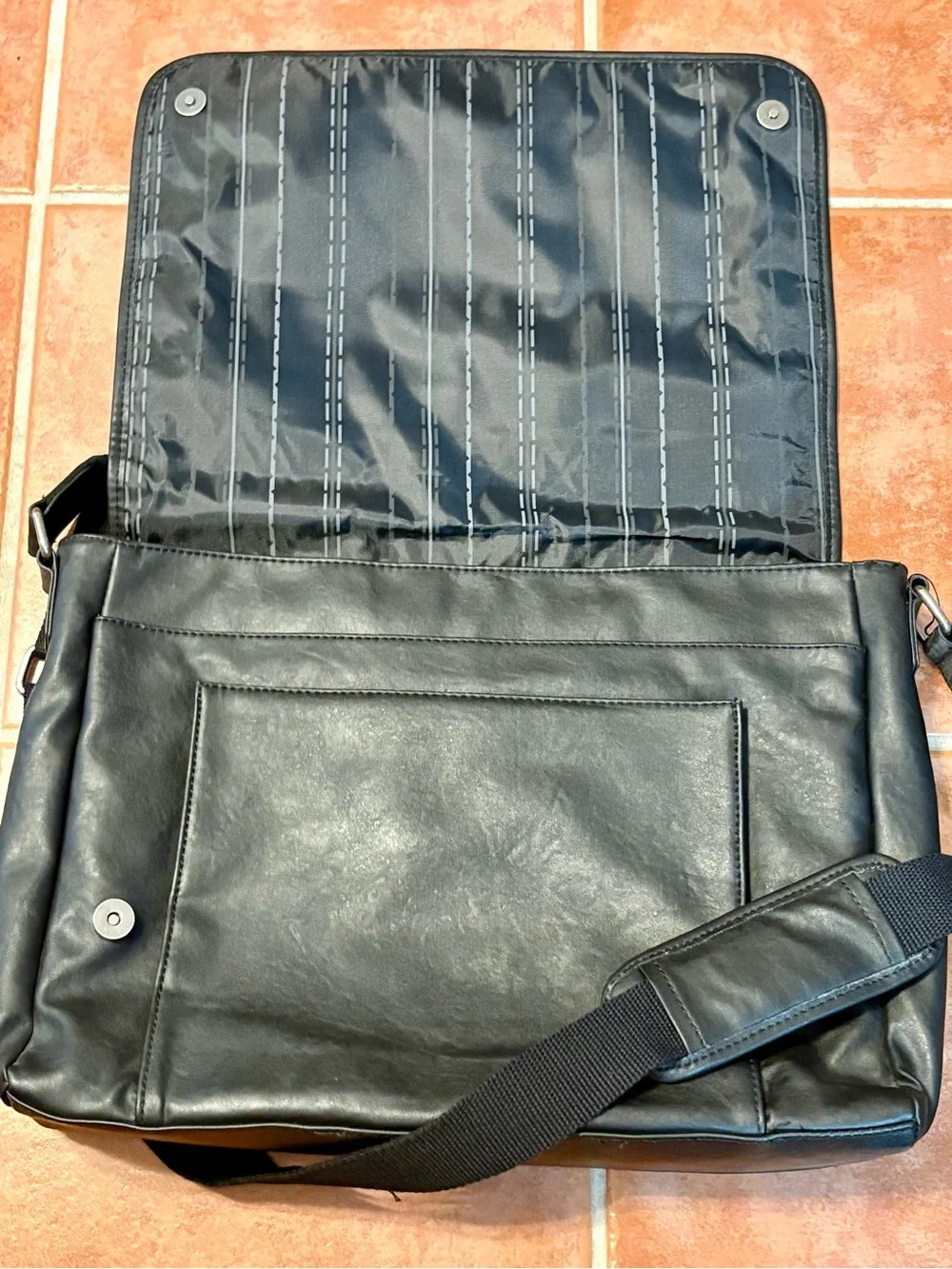 Kenneth Cole Reaction Laptop Computer Case/Bag with Sox Logo Embossed